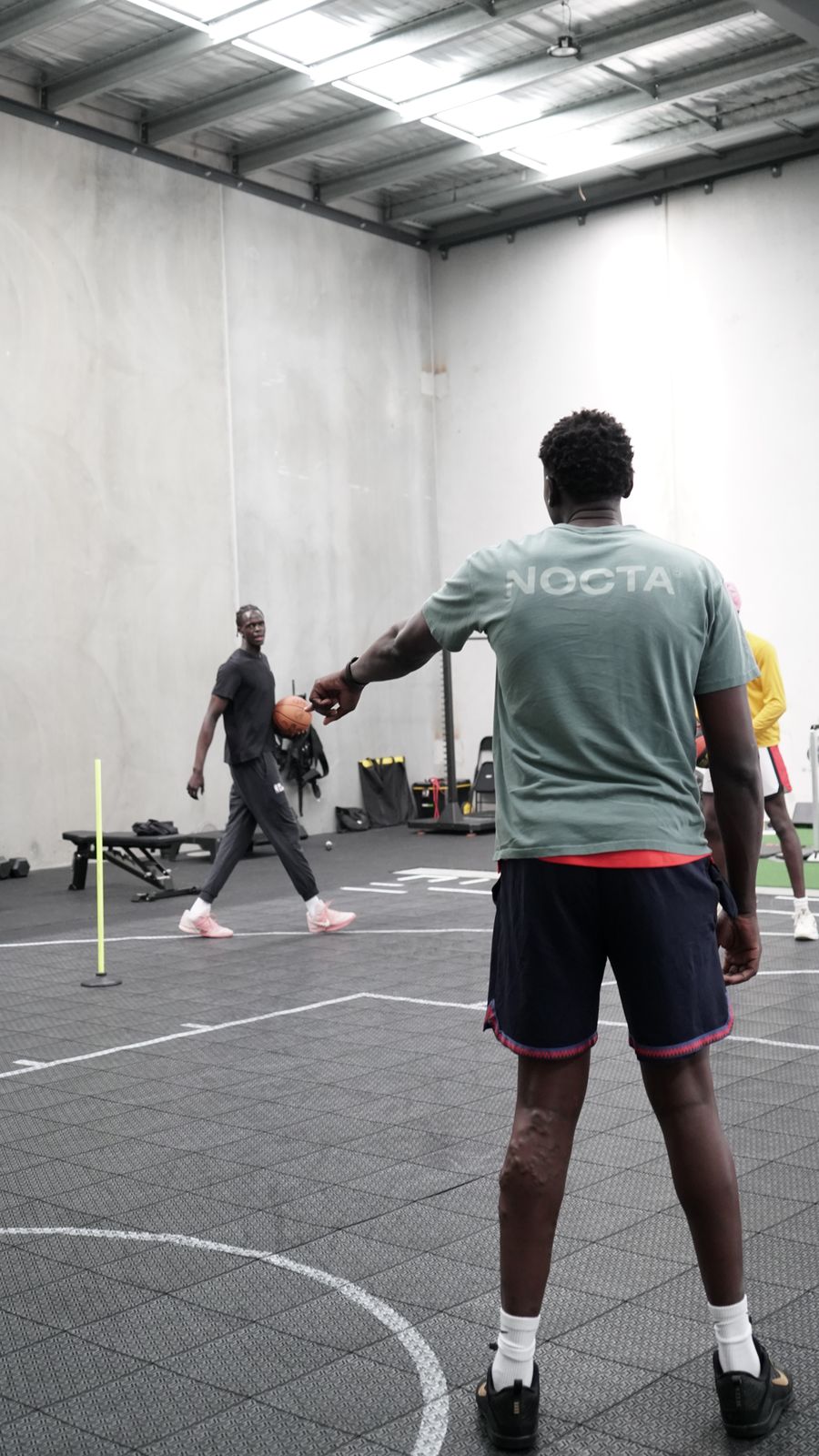 Player reading the floor before making a pass